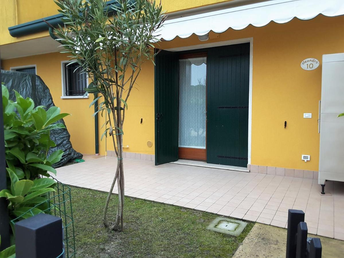 Hotel Apartments Villaggio Dei Fiori 4 Stars Luxury - Great Family Resort - Pet Friendly - With Hypermarket - Delivery Restaurant-Pizzeria - Room Breakfast With Supplement - Ultra Fast Wi-Fi - Play Area For Children - Olympic Swimming Pool - Parking Caorle Dış mekan fotoğraf