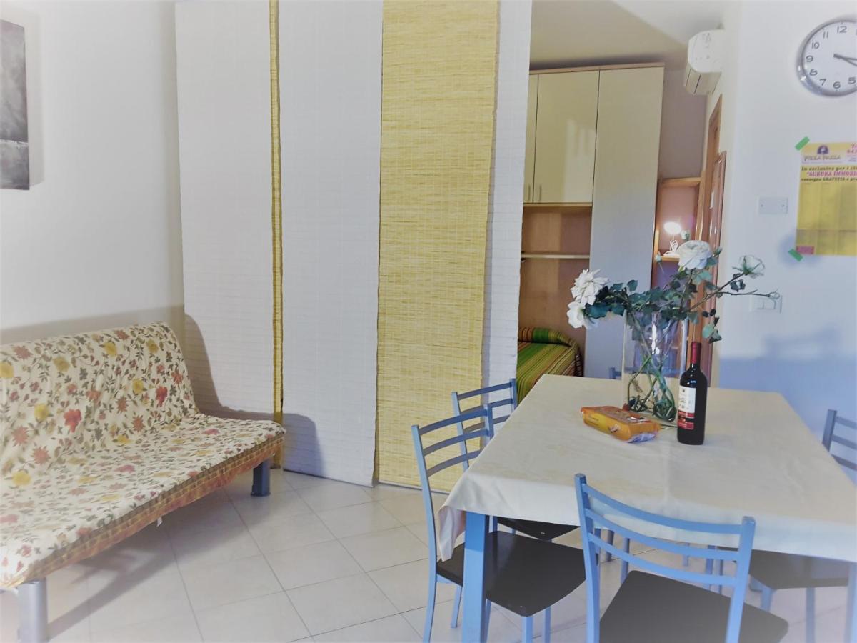 Hotel Apartments Villaggio Dei Fiori 4 Stars Luxury - Great Family Resort - Pet Friendly - With Hypermarket - Delivery Restaurant-Pizzeria - Room Breakfast With Supplement - Ultra Fast Wi-Fi - Play Area For Children - Olympic Swimming Pool - Parking Caorle Dış mekan fotoğraf