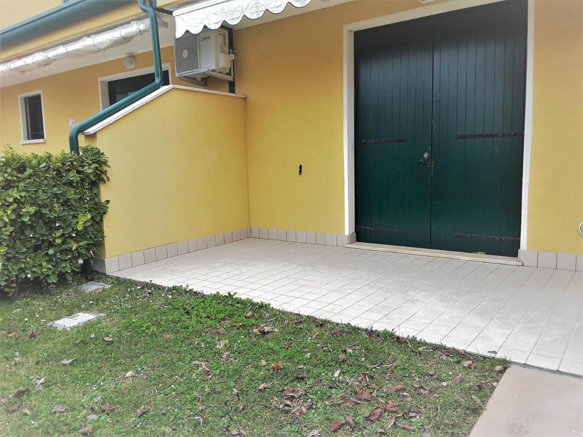 Hotel Apartments Villaggio Dei Fiori 4 Stars Luxury - Great Family Resort - Pet Friendly - With Hypermarket - Delivery Restaurant-Pizzeria - Room Breakfast With Supplement - Ultra Fast Wi-Fi - Play Area For Children - Olympic Swimming Pool - Parking Caorle Dış mekan fotoğraf