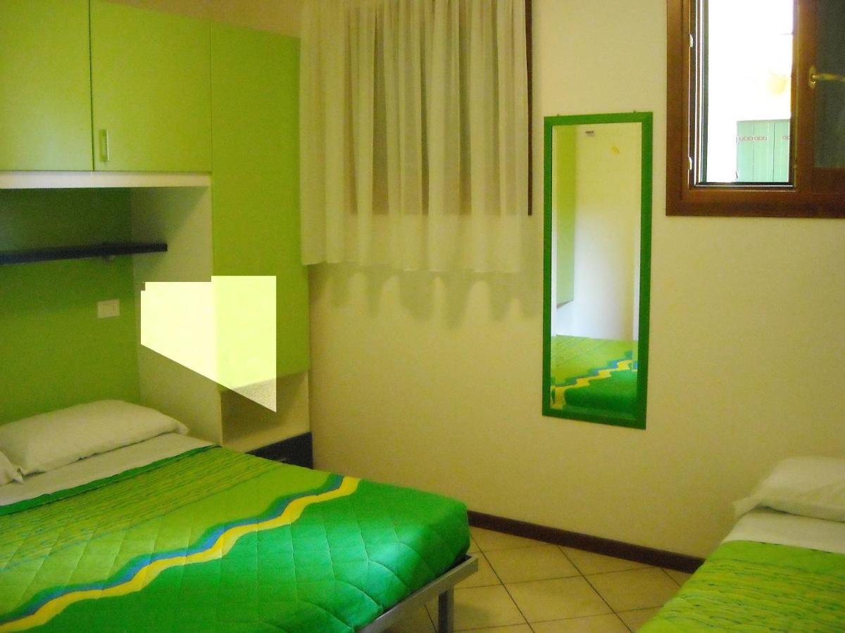 Hotel Apartments Villaggio Dei Fiori 4 Stars Luxury - Great Family Resort - Pet Friendly - With Hypermarket - Delivery Restaurant-Pizzeria - Room Breakfast With Supplement - Ultra Fast Wi-Fi - Play Area For Children - Olympic Swimming Pool - Parking Caorle Dış mekan fotoğraf