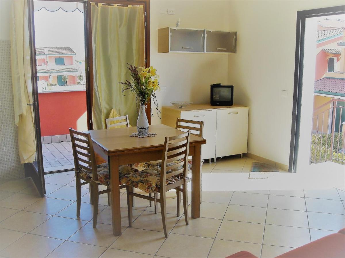 Hotel Apartments Villaggio Dei Fiori 4 Stars Luxury - Great Family Resort - Pet Friendly - With Hypermarket - Delivery Restaurant-Pizzeria - Room Breakfast With Supplement - Ultra Fast Wi-Fi - Play Area For Children - Olympic Swimming Pool - Parking Caorle Dış mekan fotoğraf