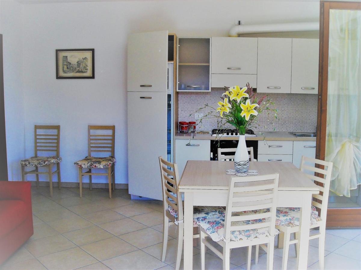 Hotel Apartments Villaggio Dei Fiori 4 Stars Luxury - Great Family Resort - Pet Friendly - With Hypermarket - Delivery Restaurant-Pizzeria - Room Breakfast With Supplement - Ultra Fast Wi-Fi - Play Area For Children - Olympic Swimming Pool - Parking Caorle Dış mekan fotoğraf