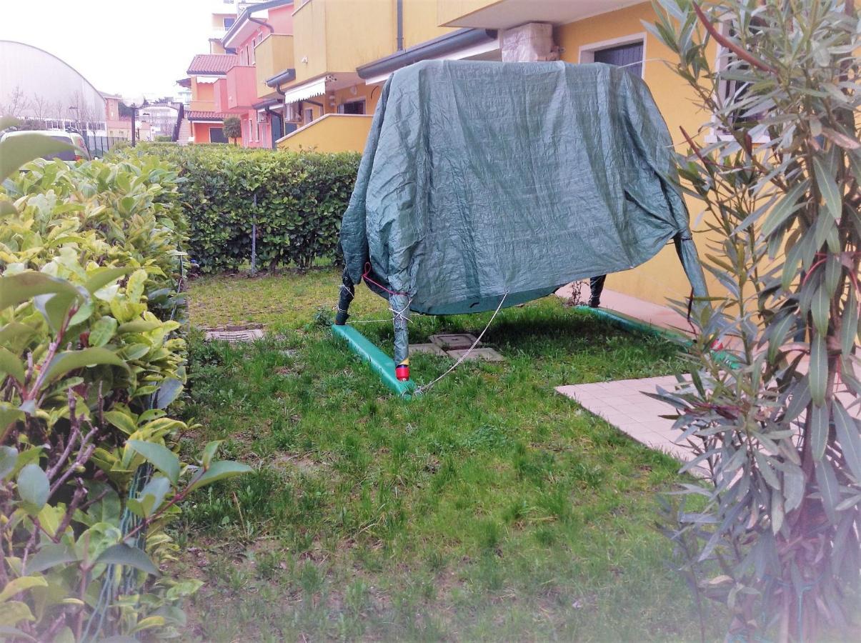 Hotel Apartments Villaggio Dei Fiori 4 Stars Luxury - Great Family Resort - Pet Friendly - With Hypermarket - Delivery Restaurant-Pizzeria - Room Breakfast With Supplement - Ultra Fast Wi-Fi - Play Area For Children - Olympic Swimming Pool - Parking Caorle Dış mekan fotoğraf