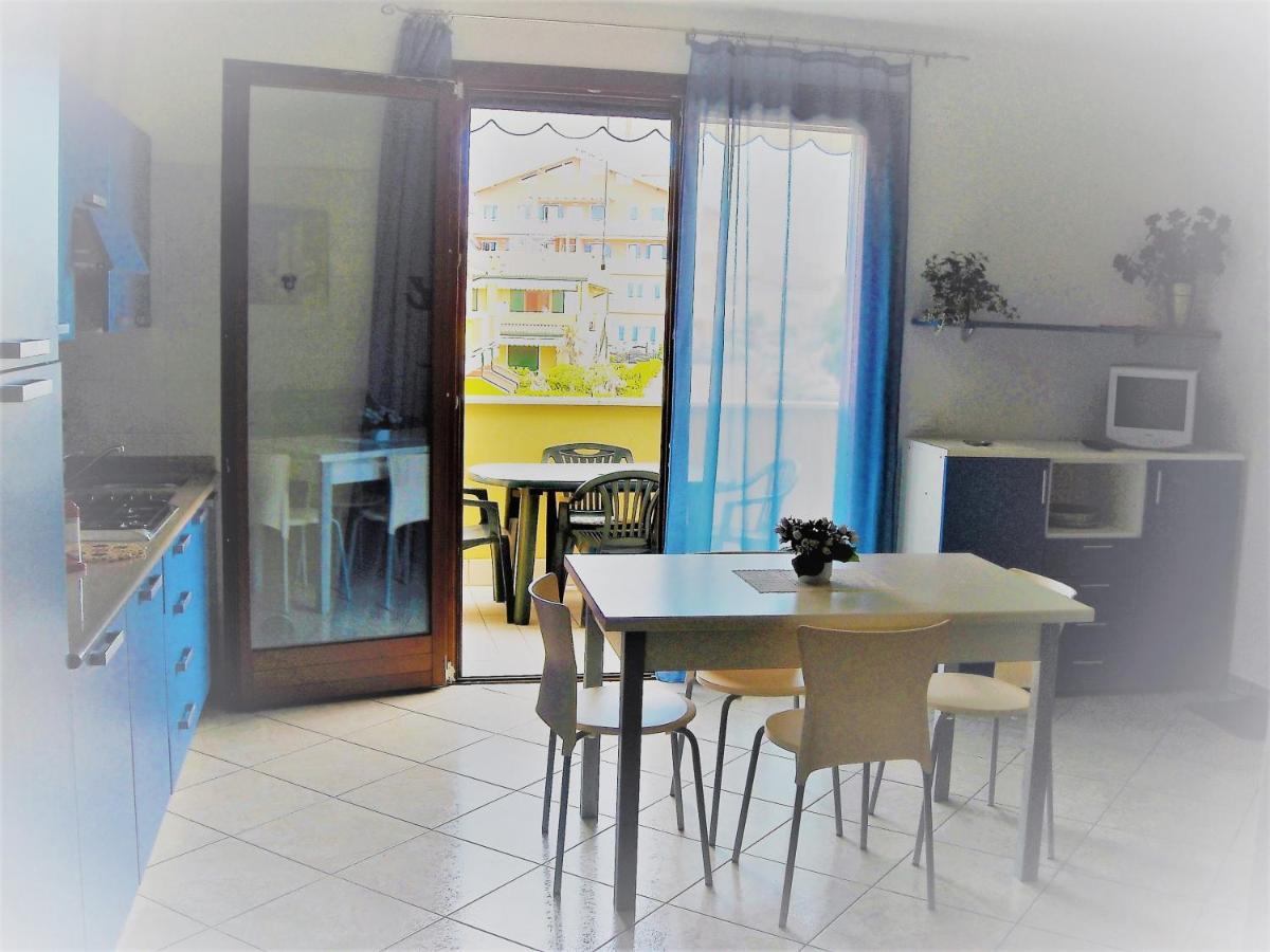 Hotel Apartments Villaggio Dei Fiori 4 Stars Luxury - Great Family Resort - Pet Friendly - With Hypermarket - Delivery Restaurant-Pizzeria - Room Breakfast With Supplement - Ultra Fast Wi-Fi - Play Area For Children - Olympic Swimming Pool - Parking Caorle Dış mekan fotoğraf