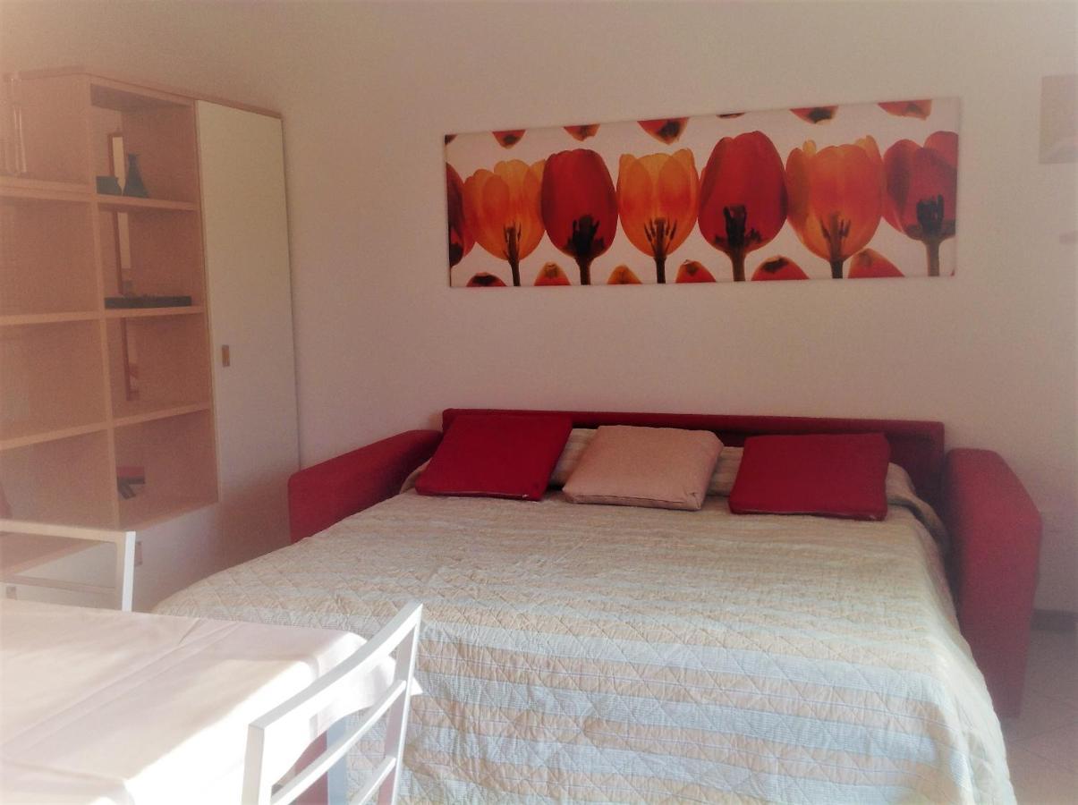 Hotel Apartments Villaggio Dei Fiori 4 Stars Luxury - Great Family Resort - Pet Friendly - With Hypermarket - Delivery Restaurant-Pizzeria - Room Breakfast With Supplement - Ultra Fast Wi-Fi - Play Area For Children - Olympic Swimming Pool - Parking Caorle Dış mekan fotoğraf