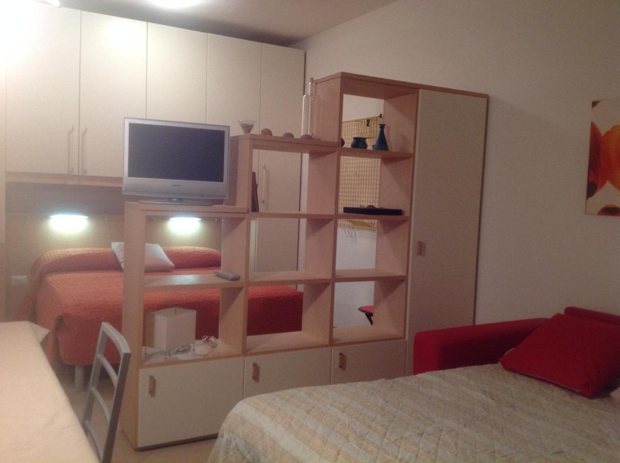 Hotel Apartments Villaggio Dei Fiori 4 Stars Luxury - Great Family Resort - Pet Friendly - With Hypermarket - Delivery Restaurant-Pizzeria - Room Breakfast With Supplement - Ultra Fast Wi-Fi - Play Area For Children - Olympic Swimming Pool - Parking Caorle Dış mekan fotoğraf
