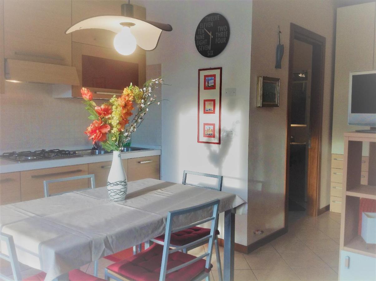 Hotel Apartments Villaggio Dei Fiori 4 Stars Luxury - Great Family Resort - Pet Friendly - With Hypermarket - Delivery Restaurant-Pizzeria - Room Breakfast With Supplement - Ultra Fast Wi-Fi - Play Area For Children - Olympic Swimming Pool - Parking Caorle Dış mekan fotoğraf