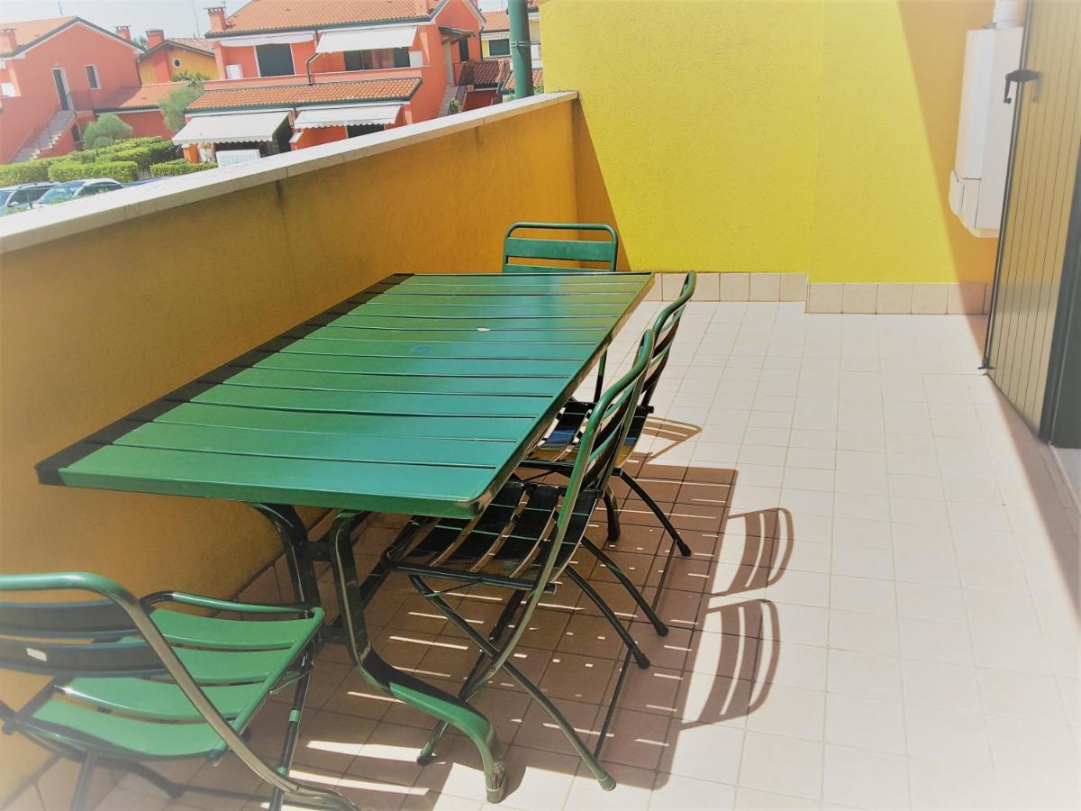 Hotel Apartments Villaggio Dei Fiori 4 Stars Luxury - Great Family Resort - Pet Friendly - With Hypermarket - Delivery Restaurant-Pizzeria - Room Breakfast With Supplement - Ultra Fast Wi-Fi - Play Area For Children - Olympic Swimming Pool - Parking Caorle Dış mekan fotoğraf