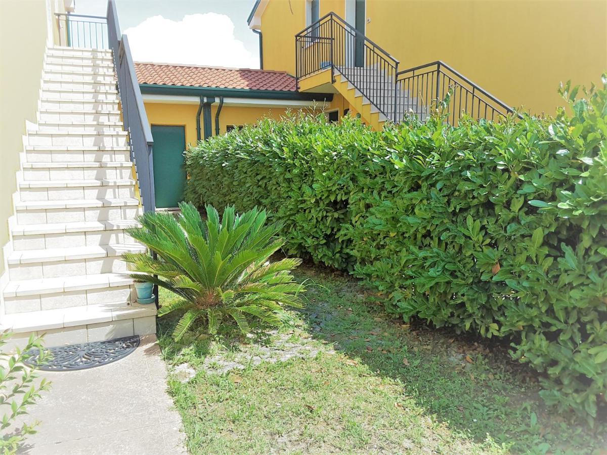 Hotel Apartments Villaggio Dei Fiori 4 Stars Luxury - Great Family Resort - Pet Friendly - With Hypermarket - Delivery Restaurant-Pizzeria - Room Breakfast With Supplement - Ultra Fast Wi-Fi - Play Area For Children - Olympic Swimming Pool - Parking Caorle Dış mekan fotoğraf