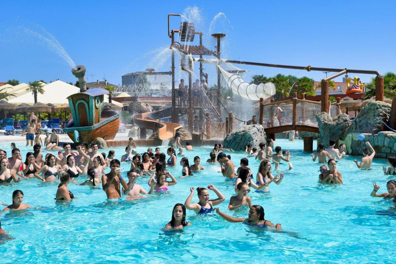 Hotel Apartments Villaggio Dei Fiori 4 Stars Luxury - Great Family Resort - Pet Friendly - With Hypermarket - Delivery Restaurant-Pizzeria - Room Breakfast With Supplement - Ultra Fast Wi-Fi - Play Area For Children - Olympic Swimming Pool - Parking Caorle Dış mekan fotoğraf