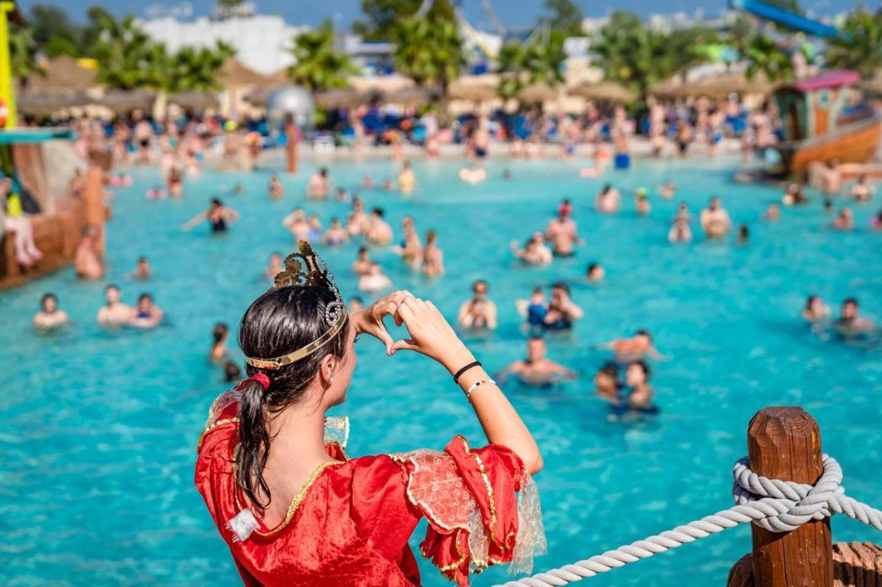 Hotel Apartments Villaggio Dei Fiori 4 Stars Luxury - Great Family Resort - Pet Friendly - With Hypermarket - Delivery Restaurant-Pizzeria - Room Breakfast With Supplement - Ultra Fast Wi-Fi - Play Area For Children - Olympic Swimming Pool - Parking Caorle Dış mekan fotoğraf