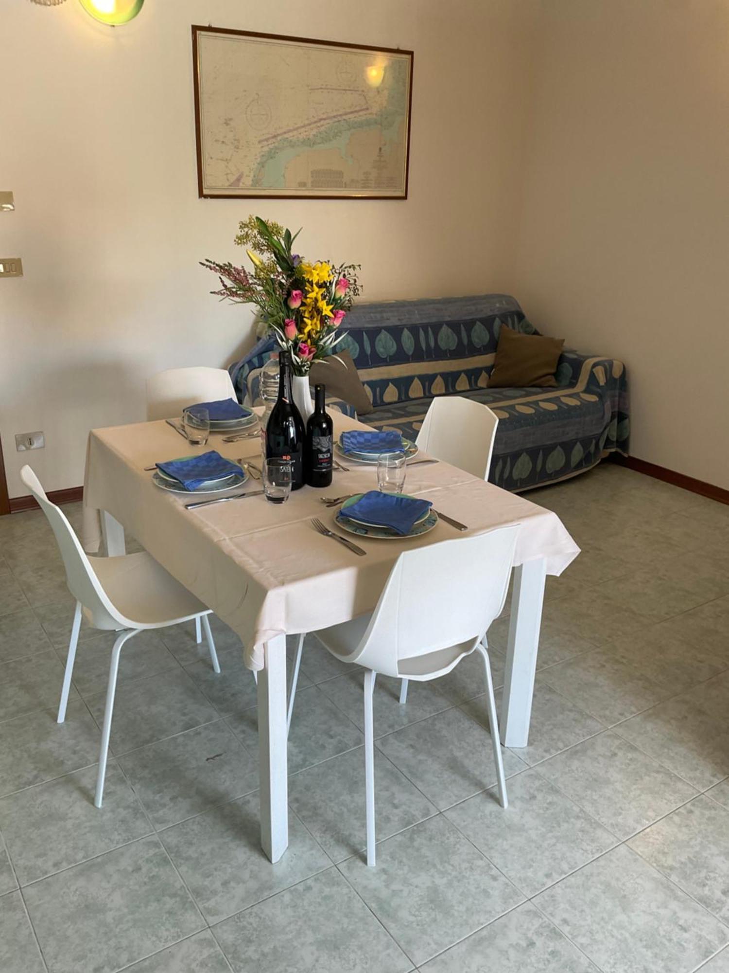 Hotel Apartments Villaggio Dei Fiori 4 Stars Luxury - Great Family Resort - Pet Friendly - With Hypermarket - Delivery Restaurant-Pizzeria - Room Breakfast With Supplement - Ultra Fast Wi-Fi - Play Area For Children - Olympic Swimming Pool - Parking Caorle Dış mekan fotoğraf