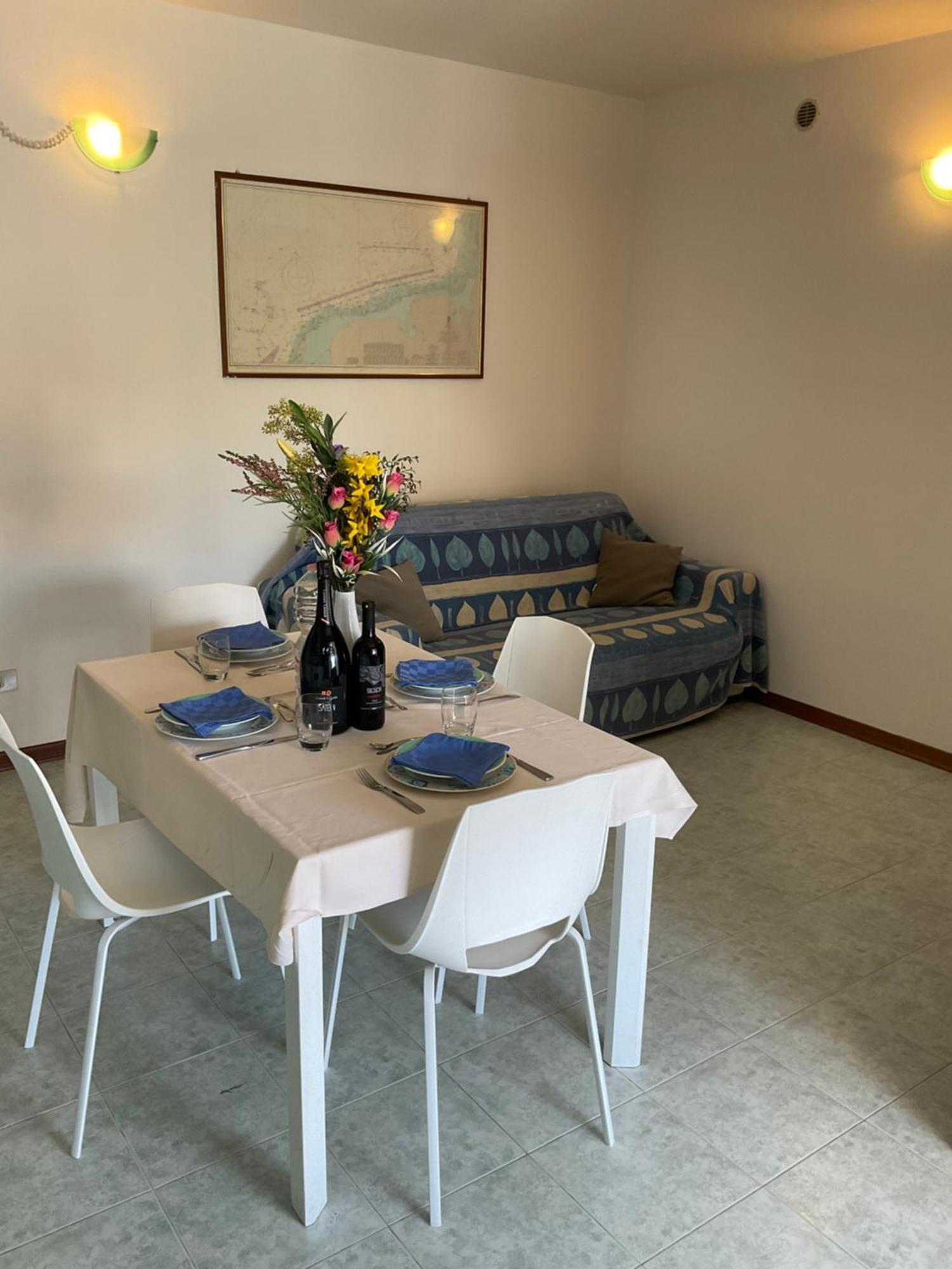 Hotel Apartments Villaggio Dei Fiori 4 Stars Luxury - Great Family Resort - Pet Friendly - With Hypermarket - Delivery Restaurant-Pizzeria - Room Breakfast With Supplement - Ultra Fast Wi-Fi - Play Area For Children - Olympic Swimming Pool - Parking Caorle Dış mekan fotoğraf