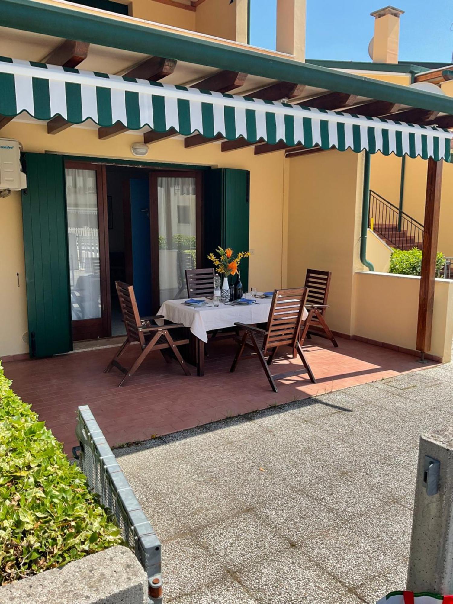 Hotel Apartments Villaggio Dei Fiori 4 Stars Luxury - Great Family Resort - Pet Friendly - With Hypermarket - Delivery Restaurant-Pizzeria - Room Breakfast With Supplement - Ultra Fast Wi-Fi - Play Area For Children - Olympic Swimming Pool - Parking Caorle Dış mekan fotoğraf