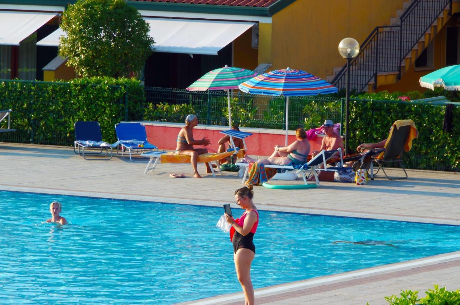 Hotel Apartments Villaggio Dei Fiori 4 Stars Luxury - Great Family Resort - Pet Friendly - With Hypermarket - Delivery Restaurant-Pizzeria - Room Breakfast With Supplement - Ultra Fast Wi-Fi - Play Area For Children - Olympic Swimming Pool - Parking Caorle Dış mekan fotoğraf