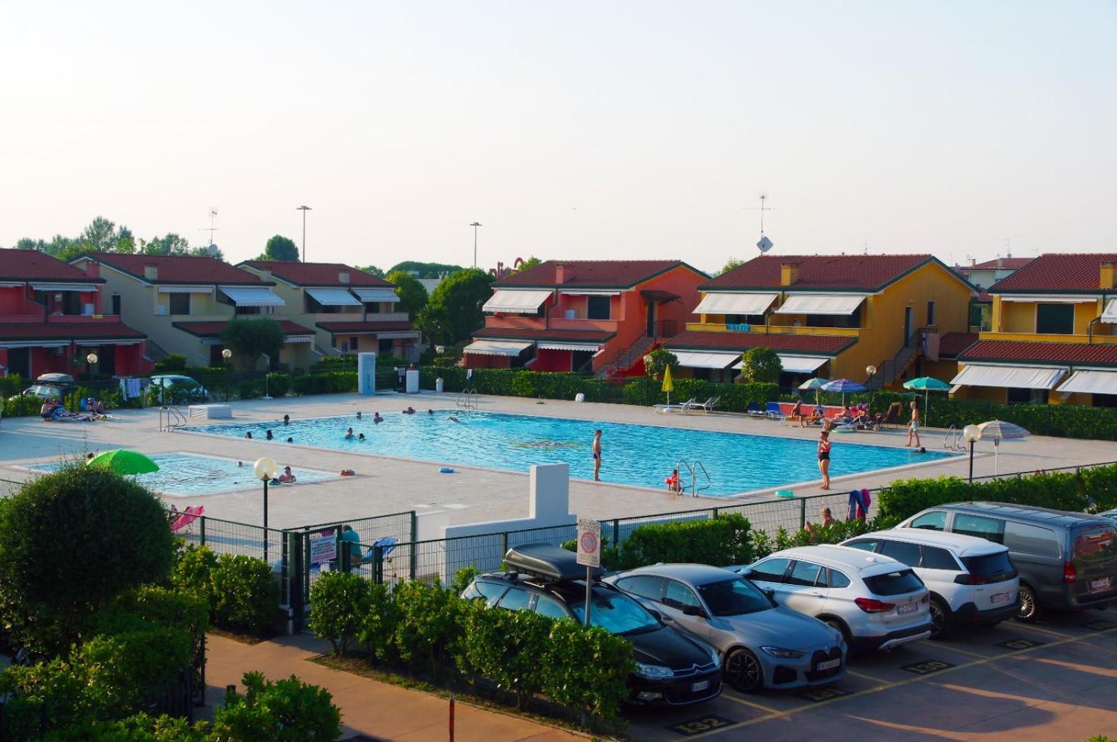 Hotel Apartments Villaggio Dei Fiori 4 Stars Luxury - Great Family Resort - Pet Friendly - With Hypermarket - Delivery Restaurant-Pizzeria - Room Breakfast With Supplement - Ultra Fast Wi-Fi - Play Area For Children - Olympic Swimming Pool - Parking Caorle Dış mekan fotoğraf