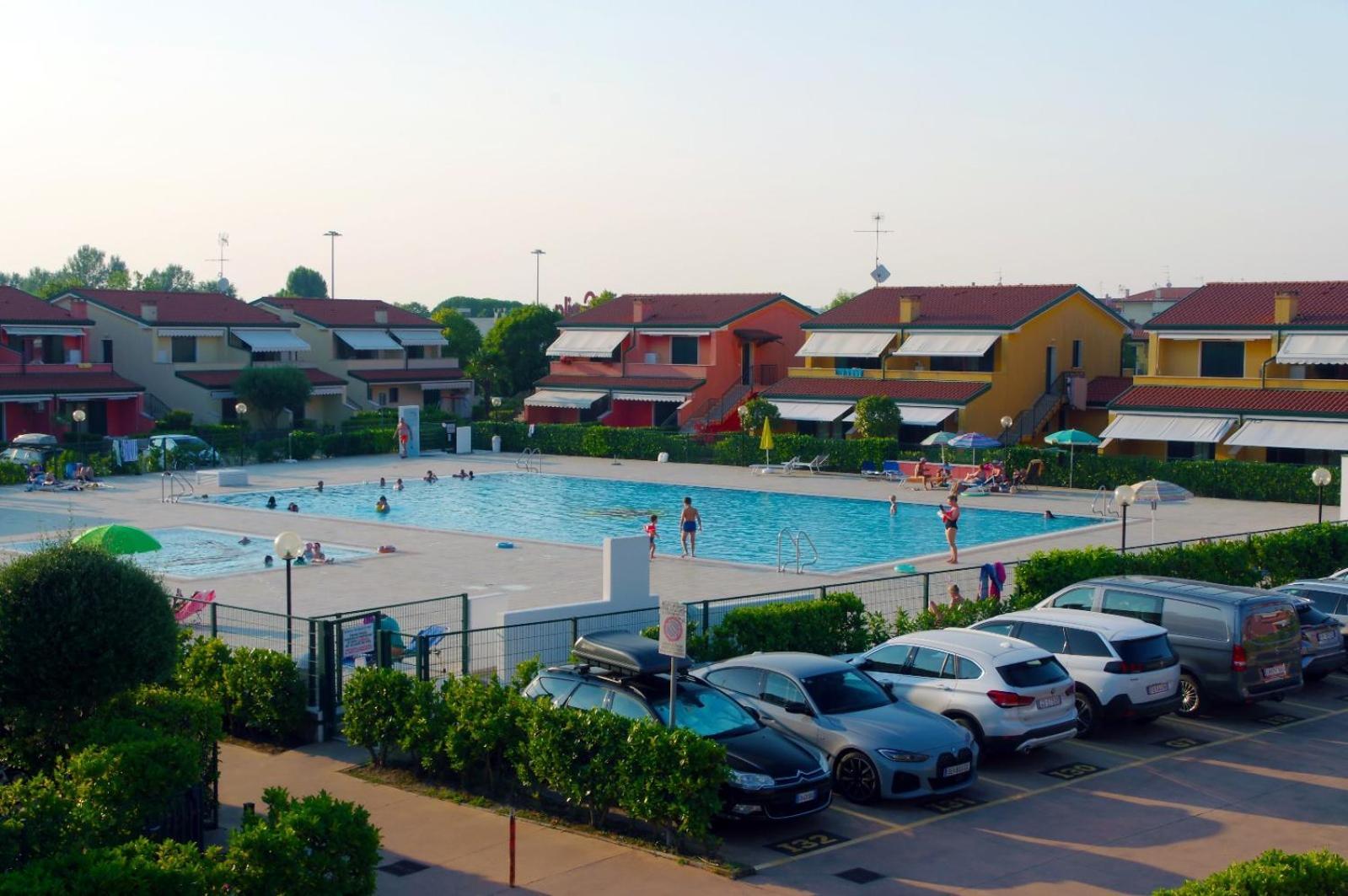 Hotel Apartments Villaggio Dei Fiori 4 Stars Luxury - Great Family Resort - Pet Friendly - With Hypermarket - Delivery Restaurant-Pizzeria - Room Breakfast With Supplement - Ultra Fast Wi-Fi - Play Area For Children - Olympic Swimming Pool - Parking Caorle Dış mekan fotoğraf