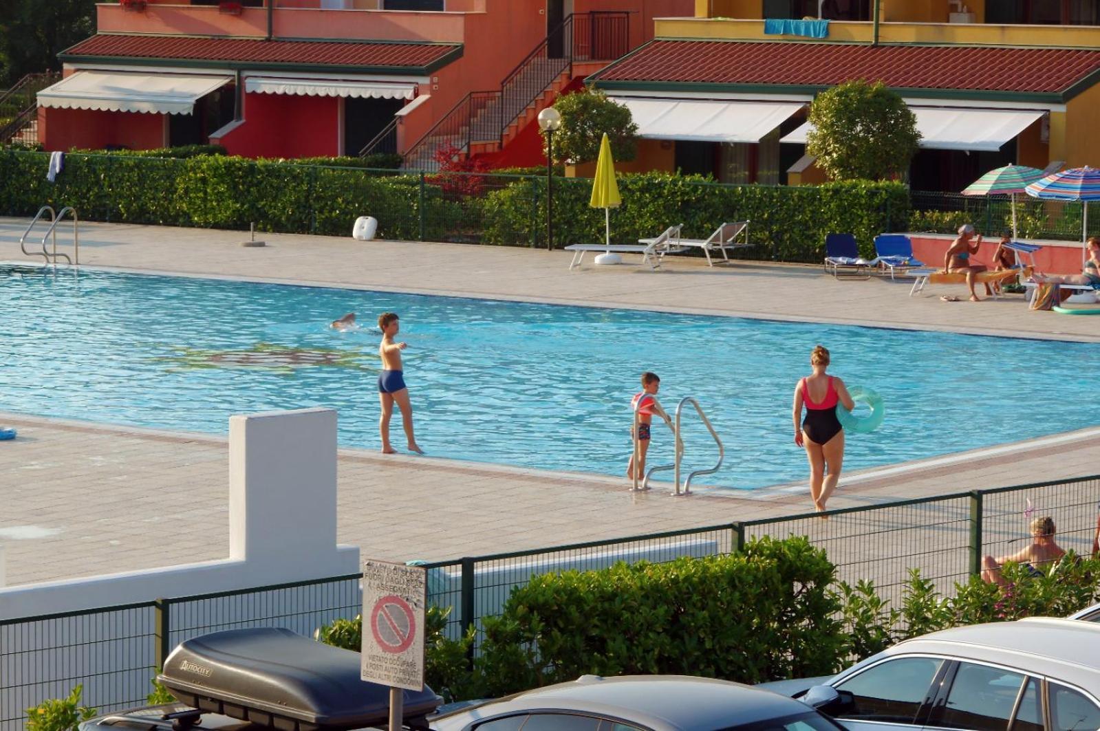 Hotel Apartments Villaggio Dei Fiori 4 Stars Luxury - Great Family Resort - Pet Friendly - With Hypermarket - Delivery Restaurant-Pizzeria - Room Breakfast With Supplement - Ultra Fast Wi-Fi - Play Area For Children - Olympic Swimming Pool - Parking Caorle Dış mekan fotoğraf