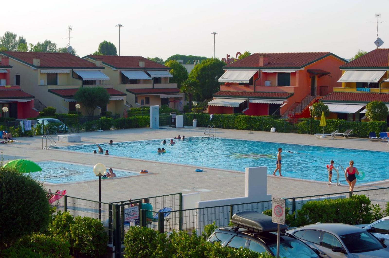 Hotel Apartments Villaggio Dei Fiori 4 Stars Luxury - Great Family Resort - Pet Friendly - With Hypermarket - Delivery Restaurant-Pizzeria - Room Breakfast With Supplement - Ultra Fast Wi-Fi - Play Area For Children - Olympic Swimming Pool - Parking Caorle Dış mekan fotoğraf
