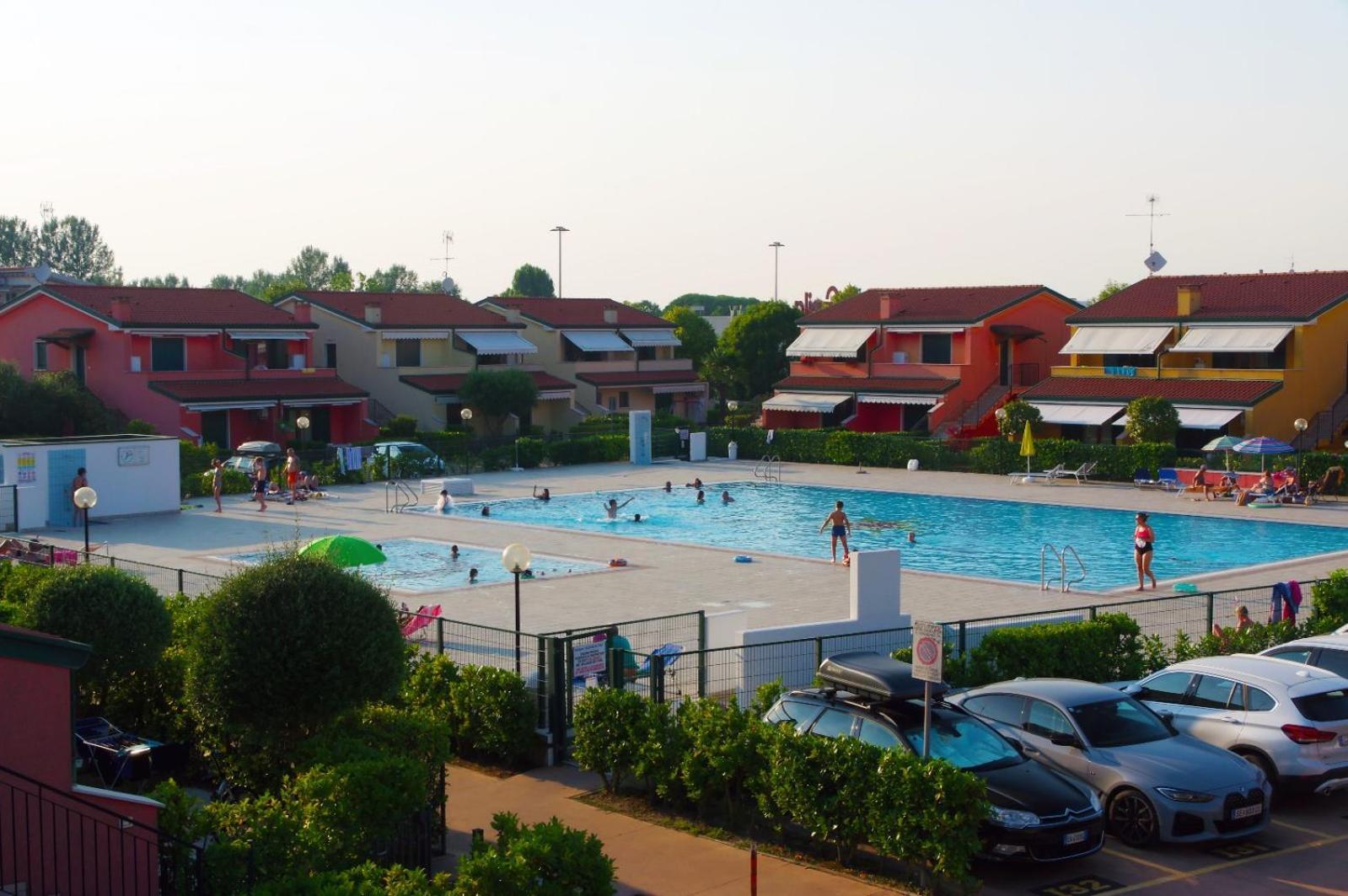 Hotel Apartments Villaggio Dei Fiori 4 Stars Luxury - Great Family Resort - Pet Friendly - With Hypermarket - Delivery Restaurant-Pizzeria - Room Breakfast With Supplement - Ultra Fast Wi-Fi - Play Area For Children - Olympic Swimming Pool - Parking Caorle Dış mekan fotoğraf