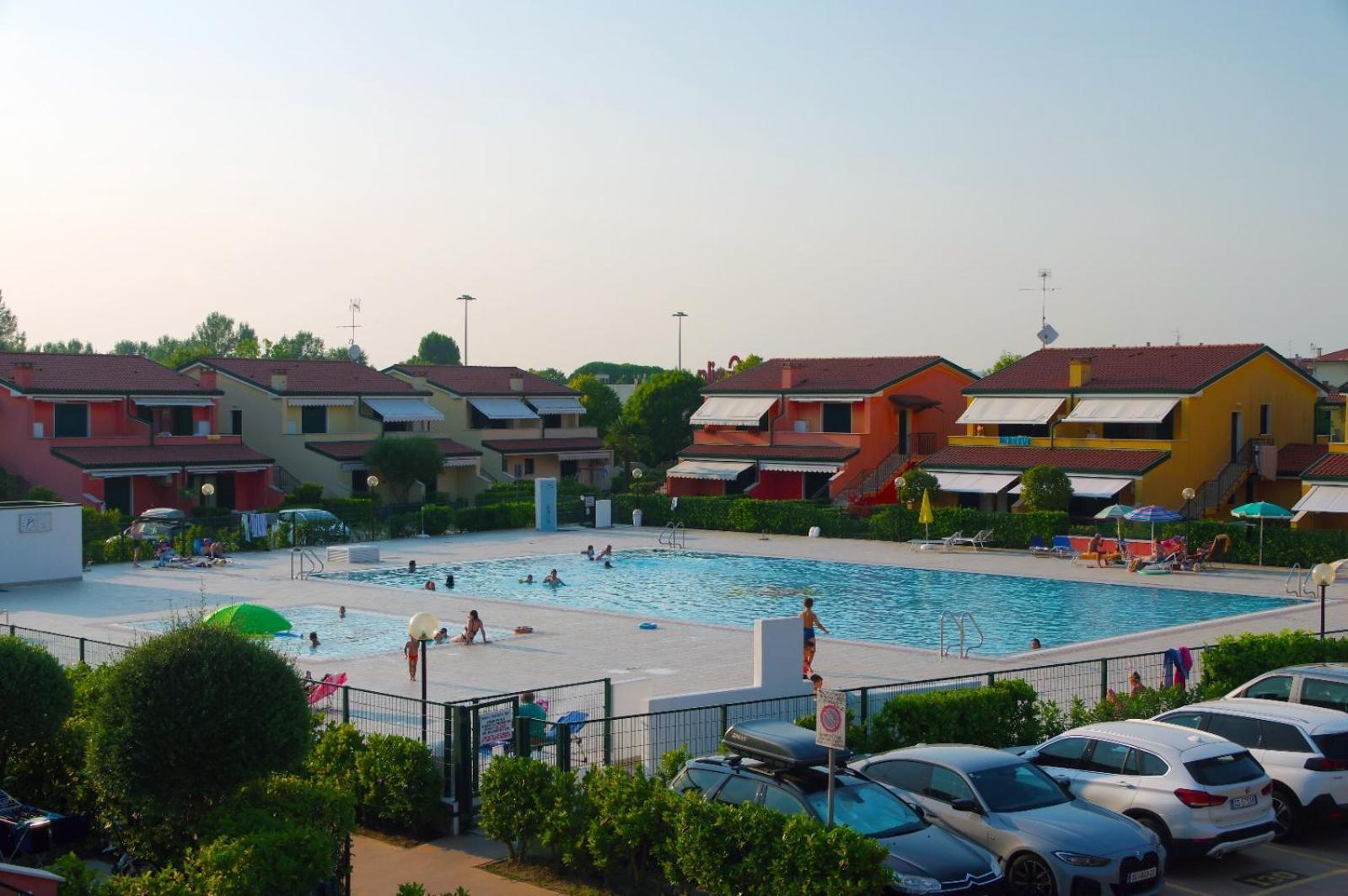 Hotel Apartments Villaggio Dei Fiori 4 Stars Luxury - Great Family Resort - Pet Friendly - With Hypermarket - Delivery Restaurant-Pizzeria - Room Breakfast With Supplement - Ultra Fast Wi-Fi - Play Area For Children - Olympic Swimming Pool - Parking Caorle Dış mekan fotoğraf