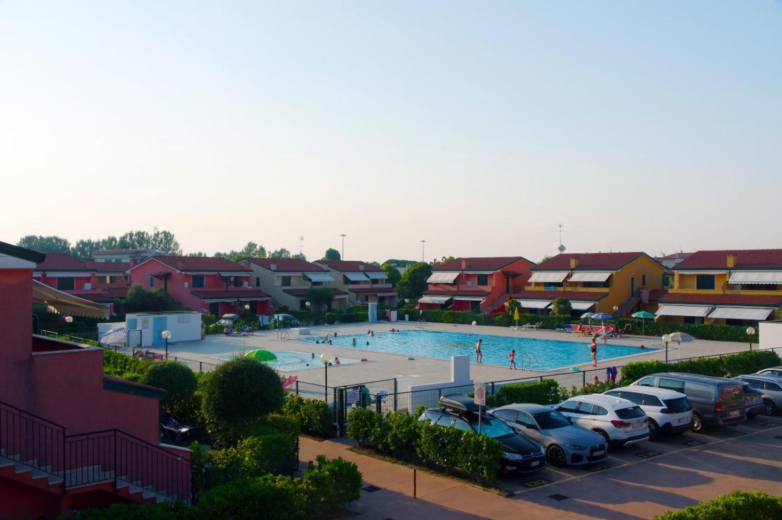 Hotel Apartments Villaggio Dei Fiori 4 Stars Luxury - Great Family Resort - Pet Friendly - With Hypermarket - Delivery Restaurant-Pizzeria - Room Breakfast With Supplement - Ultra Fast Wi-Fi - Play Area For Children - Olympic Swimming Pool - Parking Caorle Dış mekan fotoğraf