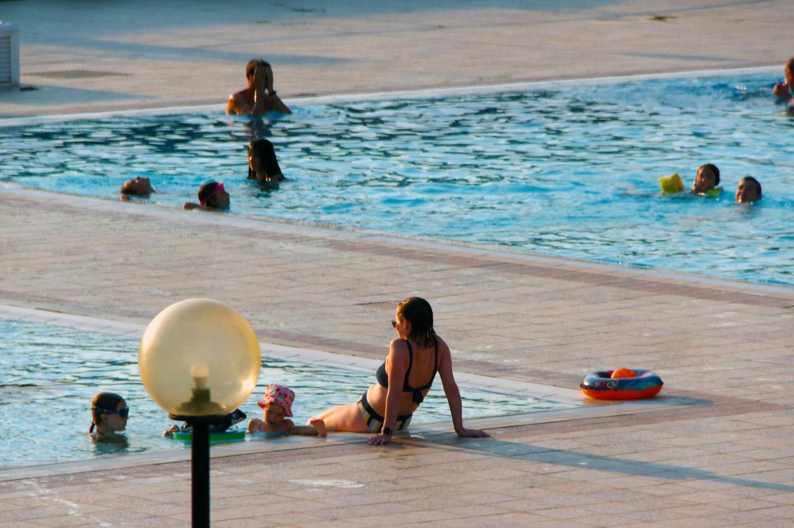 Hotel Apartments Villaggio Dei Fiori 4 Stars Luxury - Great Family Resort - Pet Friendly - With Hypermarket - Delivery Restaurant-Pizzeria - Room Breakfast With Supplement - Ultra Fast Wi-Fi - Play Area For Children - Olympic Swimming Pool - Parking Caorle Dış mekan fotoğraf