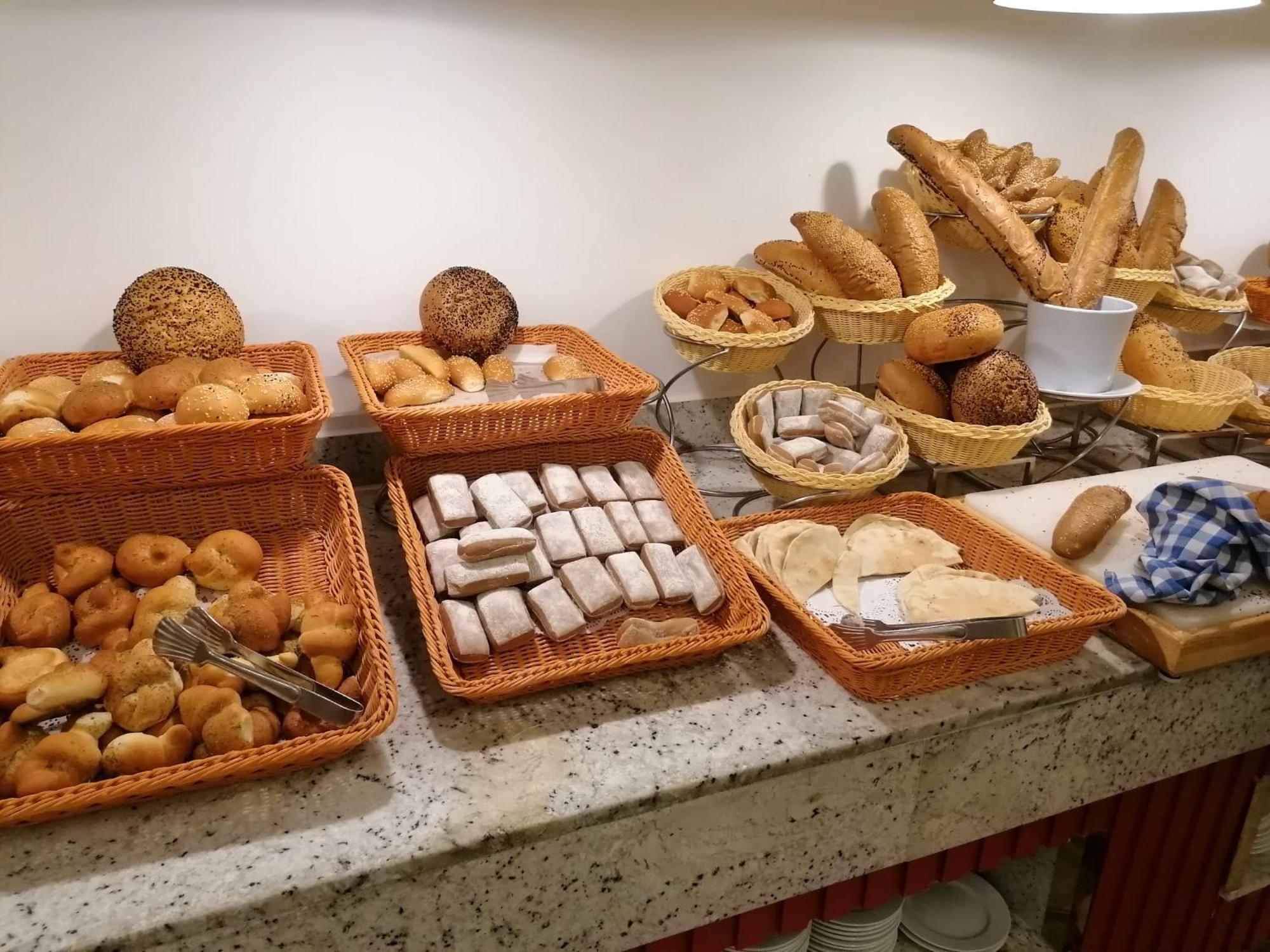 Hotel Apartments Villaggio Dei Fiori 4 Stars Luxury - Great Family Resort - Pet Friendly - With Hypermarket - Delivery Restaurant-Pizzeria - Room Breakfast With Supplement - Ultra Fast Wi-Fi - Play Area For Children - Olympic Swimming Pool - Parking Caorle Dış mekan fotoğraf