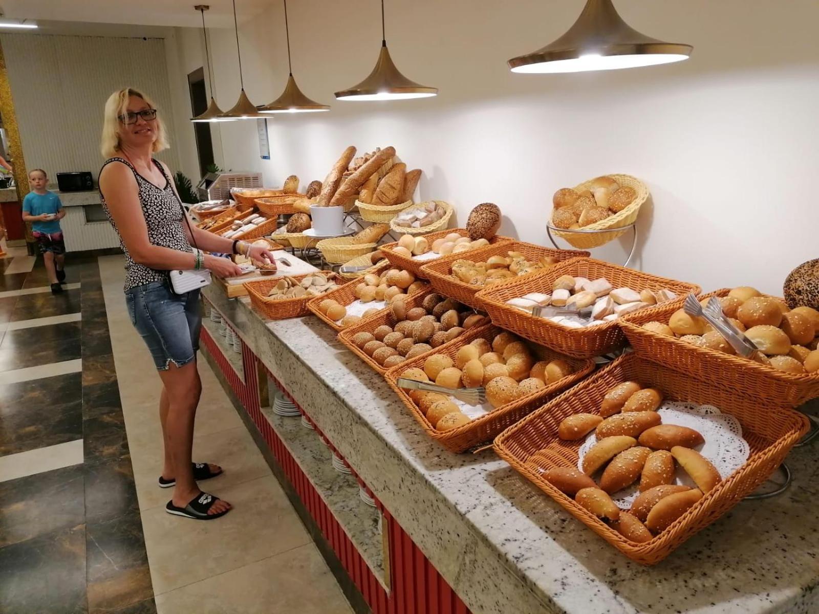 Hotel Apartments Villaggio Dei Fiori 4 Stars Luxury - Great Family Resort - Pet Friendly - With Hypermarket - Delivery Restaurant-Pizzeria - Room Breakfast With Supplement - Ultra Fast Wi-Fi - Play Area For Children - Olympic Swimming Pool - Parking Caorle Dış mekan fotoğraf