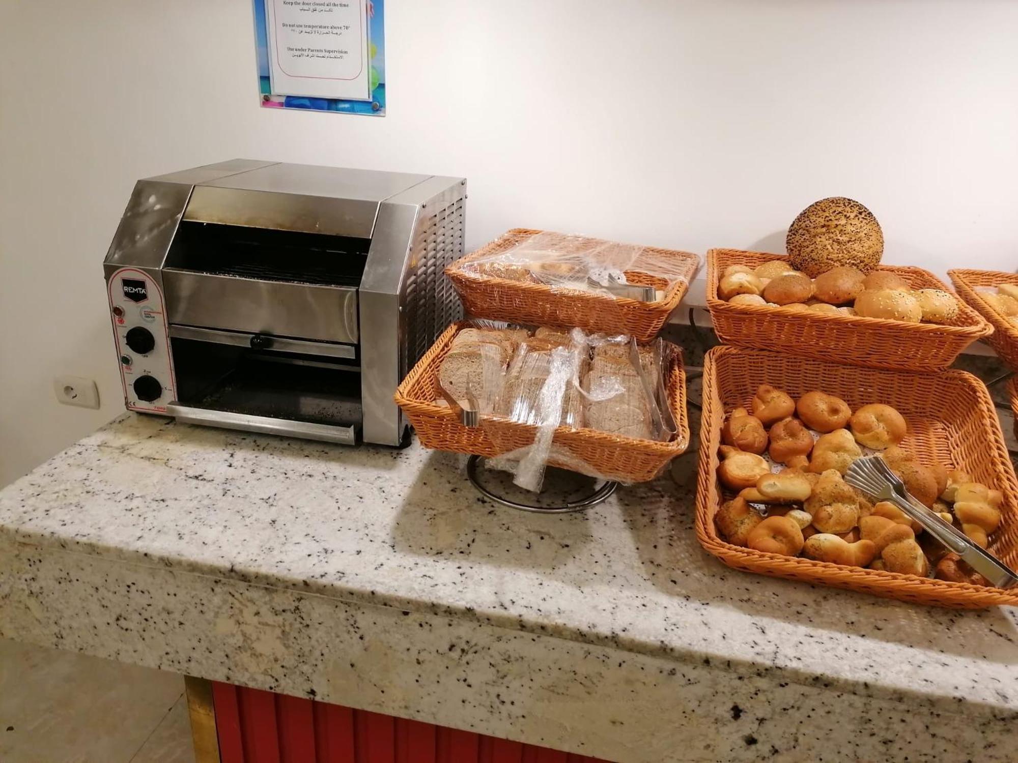 Hotel Apartments Villaggio Dei Fiori 4 Stars Luxury - Great Family Resort - Pet Friendly - With Hypermarket - Delivery Restaurant-Pizzeria - Room Breakfast With Supplement - Ultra Fast Wi-Fi - Play Area For Children - Olympic Swimming Pool - Parking Caorle Dış mekan fotoğraf