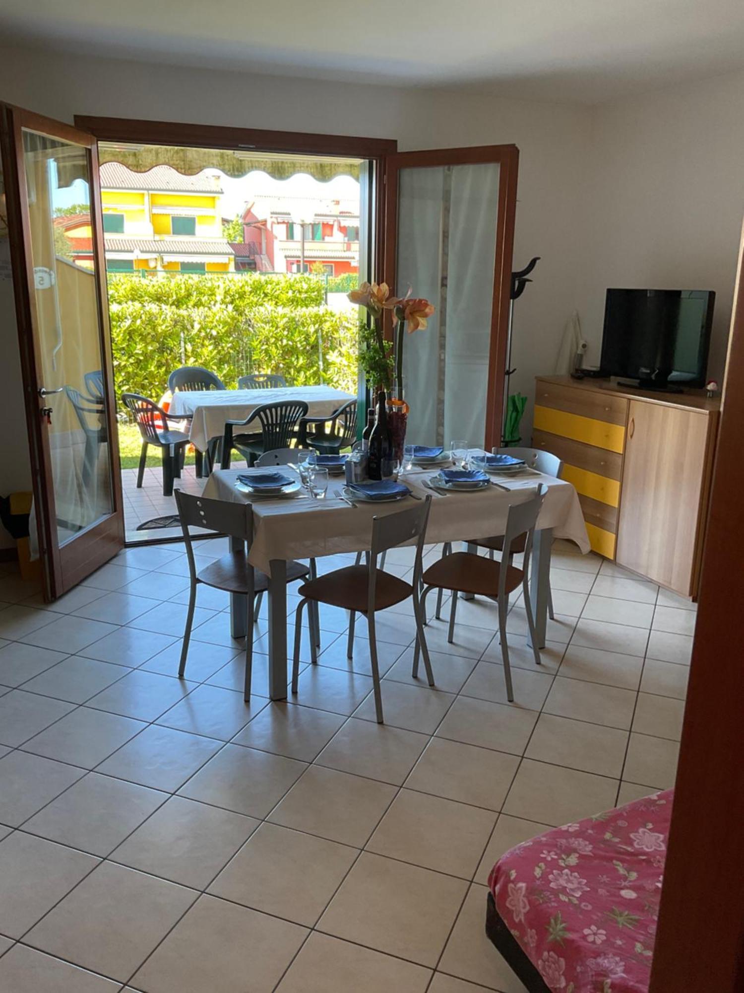 Hotel Apartments Villaggio Dei Fiori 4 Stars Luxury - Great Family Resort - Pet Friendly - With Hypermarket - Delivery Restaurant-Pizzeria - Room Breakfast With Supplement - Ultra Fast Wi-Fi - Play Area For Children - Olympic Swimming Pool - Parking Caorle Dış mekan fotoğraf