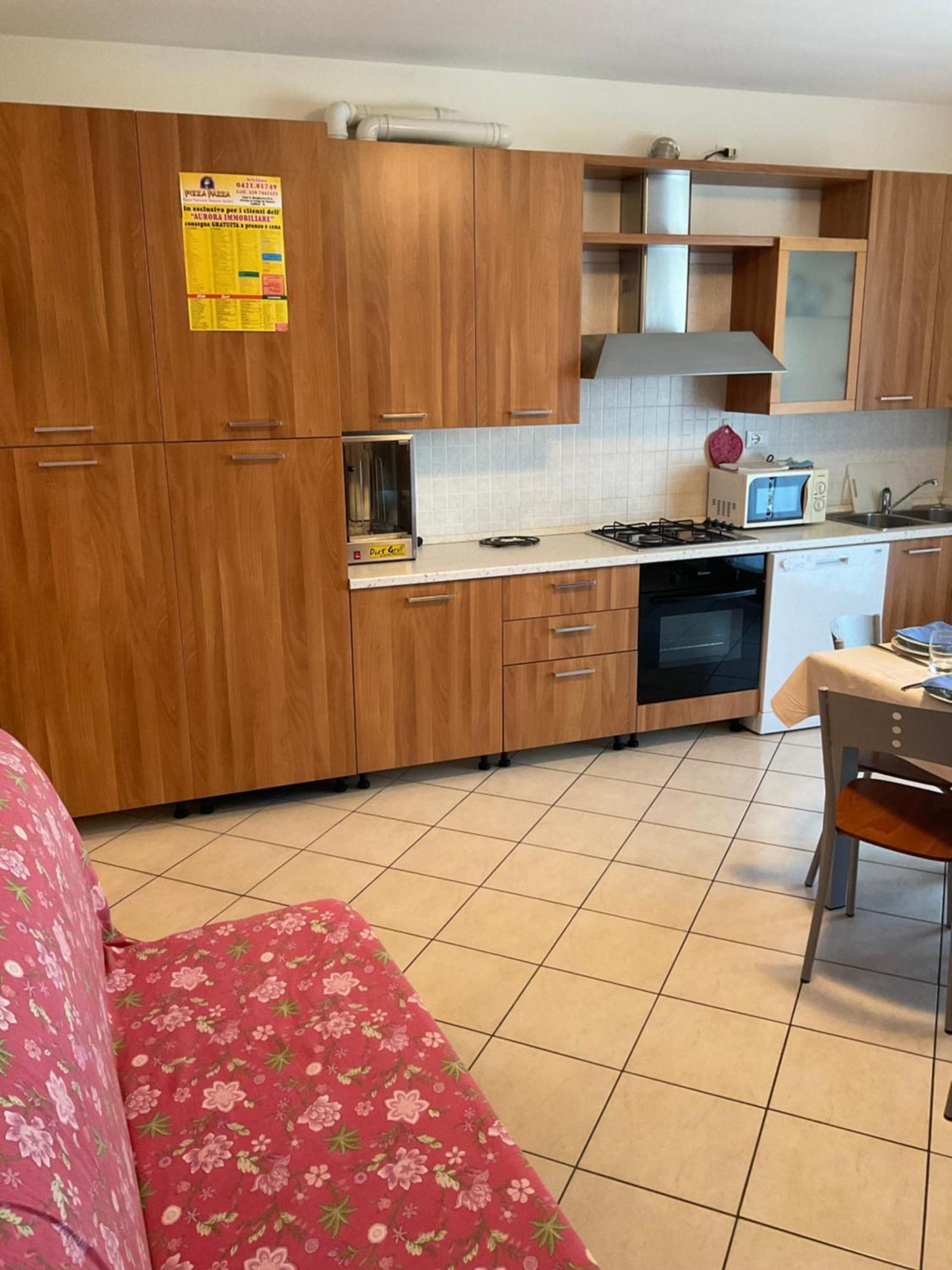 Hotel Apartments Villaggio Dei Fiori 4 Stars Luxury - Great Family Resort - Pet Friendly - With Hypermarket - Delivery Restaurant-Pizzeria - Room Breakfast With Supplement - Ultra Fast Wi-Fi - Play Area For Children - Olympic Swimming Pool - Parking Caorle Dış mekan fotoğraf