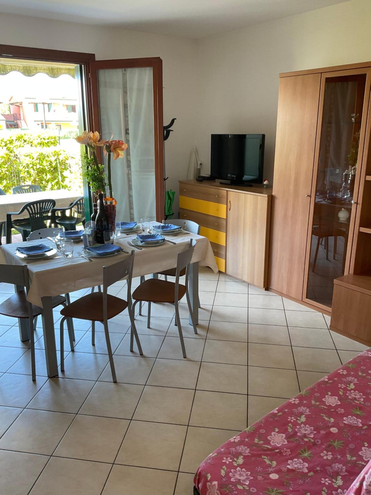 Hotel Apartments Villaggio Dei Fiori 4 Stars Luxury - Great Family Resort - Pet Friendly - With Hypermarket - Delivery Restaurant-Pizzeria - Room Breakfast With Supplement - Ultra Fast Wi-Fi - Play Area For Children - Olympic Swimming Pool - Parking Caorle Dış mekan fotoğraf