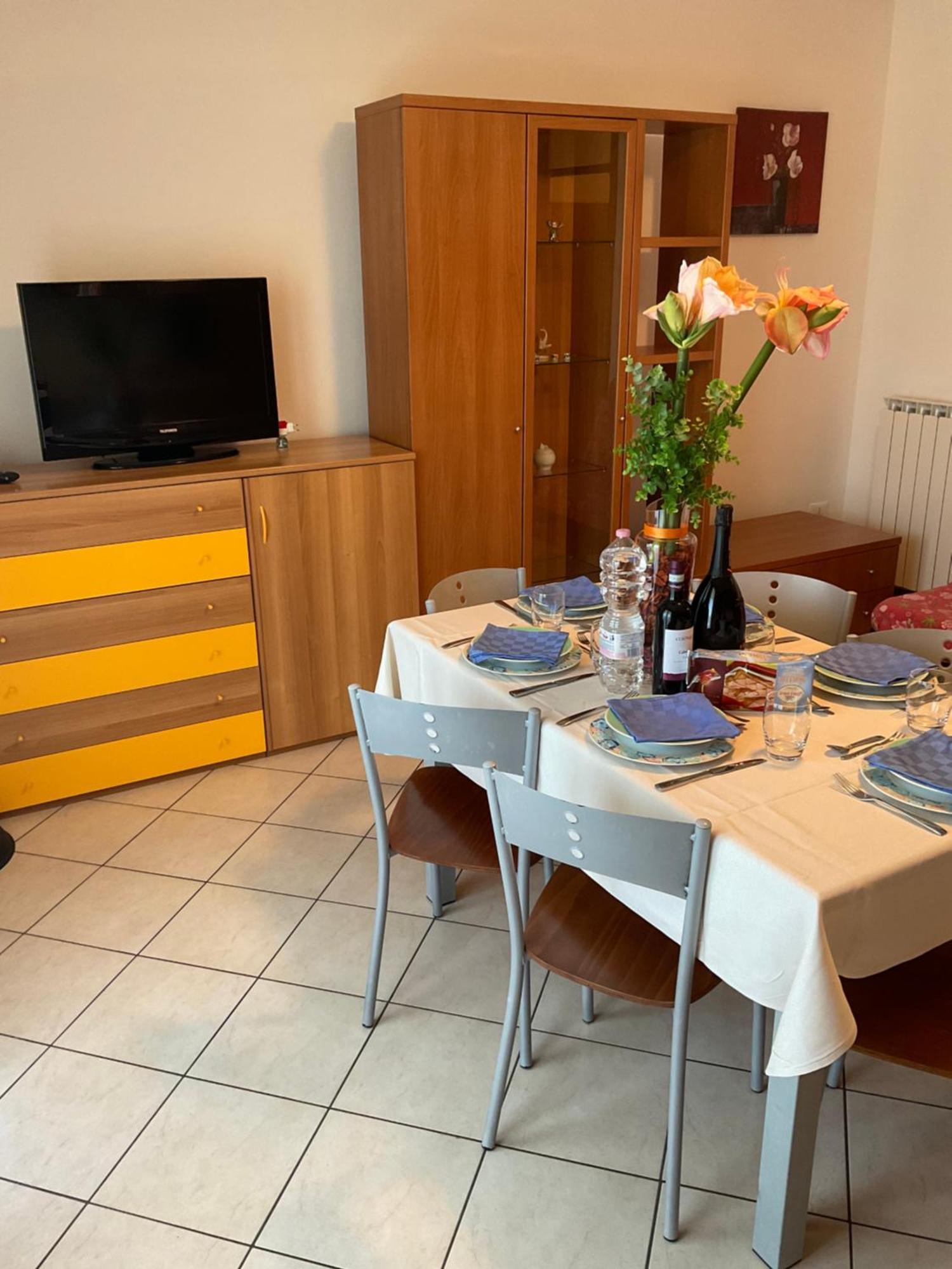 Hotel Apartments Villaggio Dei Fiori 4 Stars Luxury - Great Family Resort - Pet Friendly - With Hypermarket - Delivery Restaurant-Pizzeria - Room Breakfast With Supplement - Ultra Fast Wi-Fi - Play Area For Children - Olympic Swimming Pool - Parking Caorle Dış mekan fotoğraf