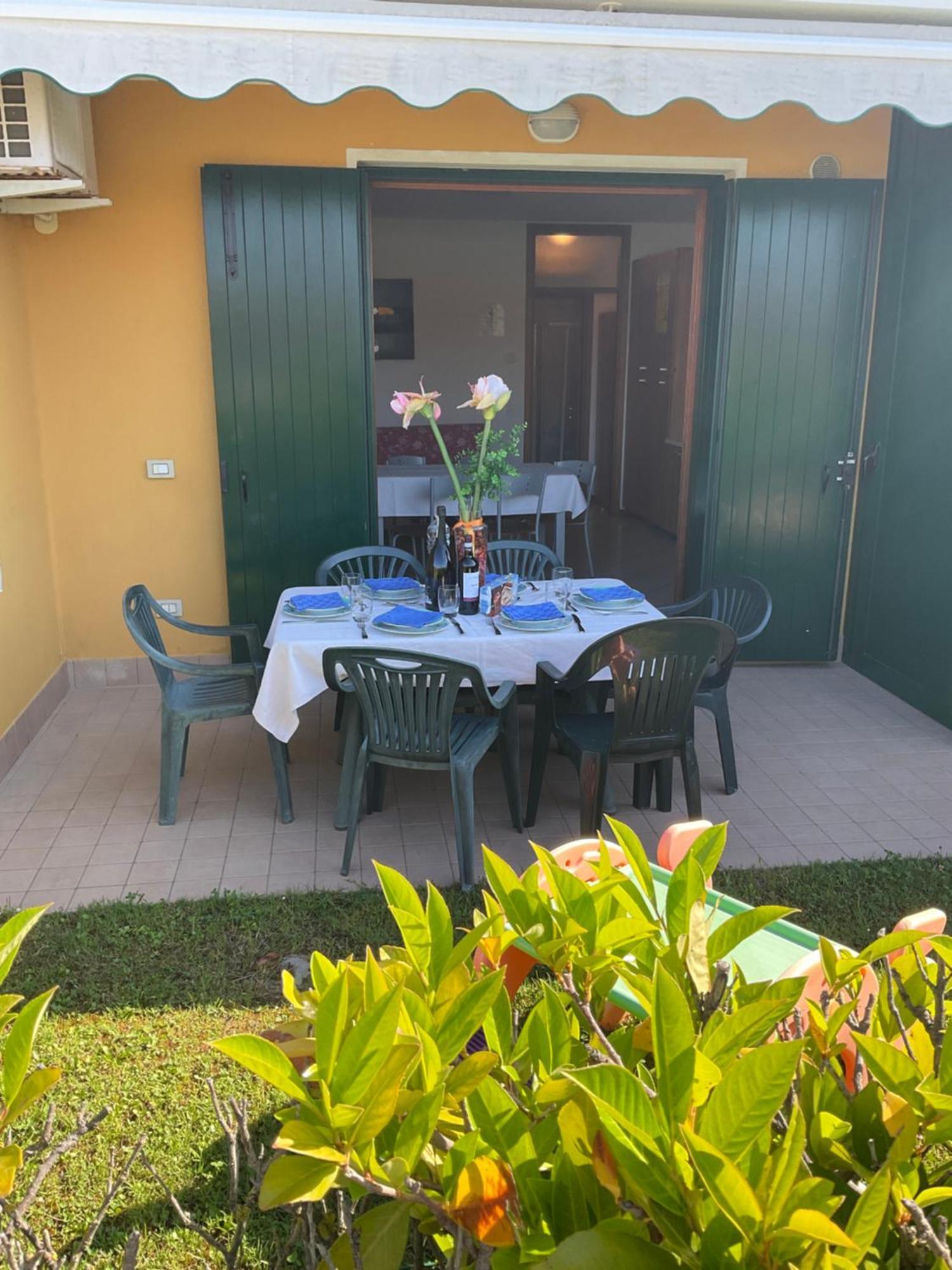 Hotel Apartments Villaggio Dei Fiori 4 Stars Luxury - Great Family Resort - Pet Friendly - With Hypermarket - Delivery Restaurant-Pizzeria - Room Breakfast With Supplement - Ultra Fast Wi-Fi - Play Area For Children - Olympic Swimming Pool - Parking Caorle Dış mekan fotoğraf