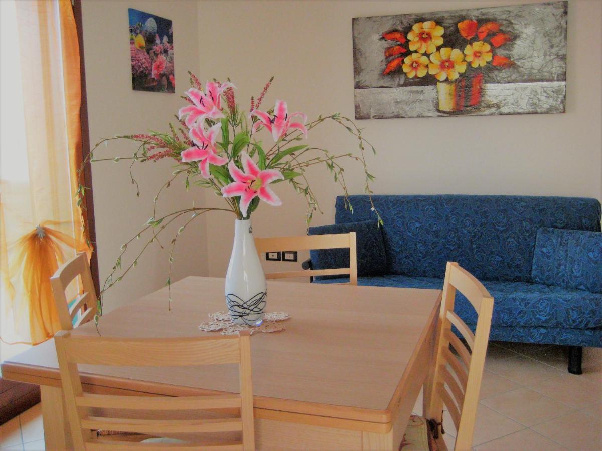 Hotel Apartments Villaggio Dei Fiori 4 Stars Luxury - Great Family Resort - Pet Friendly - With Hypermarket - Delivery Restaurant-Pizzeria - Room Breakfast With Supplement - Ultra Fast Wi-Fi - Play Area For Children - Olympic Swimming Pool - Parking Caorle Dış mekan fotoğraf