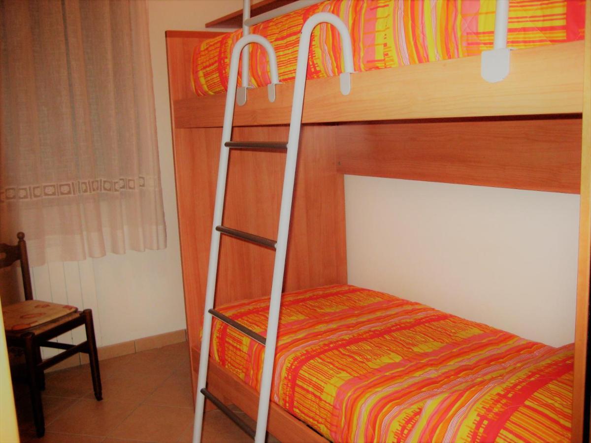 Hotel Apartments Villaggio Dei Fiori 4 Stars Luxury - Great Family Resort - Pet Friendly - With Hypermarket - Delivery Restaurant-Pizzeria - Room Breakfast With Supplement - Ultra Fast Wi-Fi - Play Area For Children - Olympic Swimming Pool - Parking Caorle Dış mekan fotoğraf